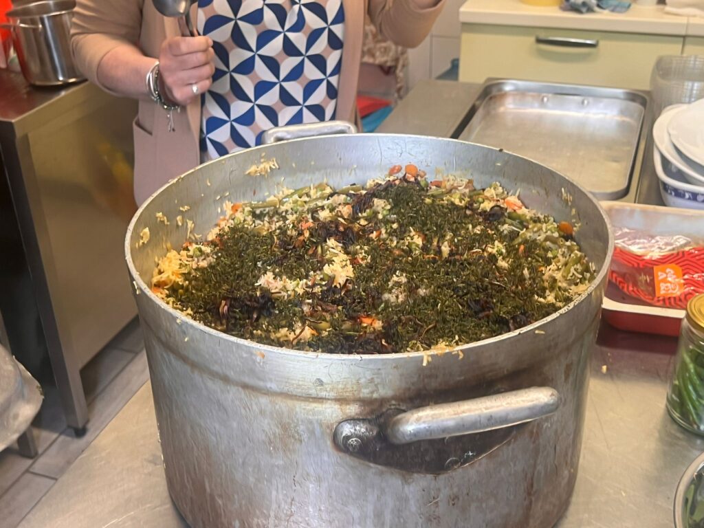 Pranzo comunitario tra i profumi d'oriente